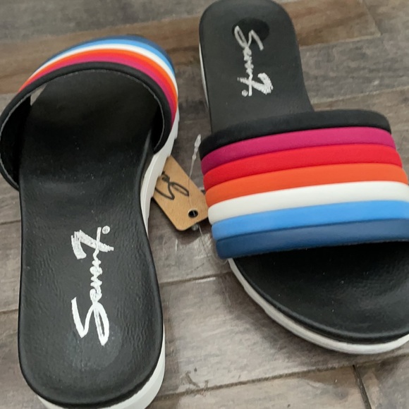 Seven7 | Pearly Rainbow Slides - Picture 4 of 5